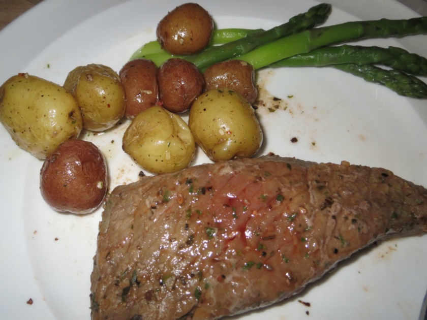 牛扒配土豆芦笋的做法