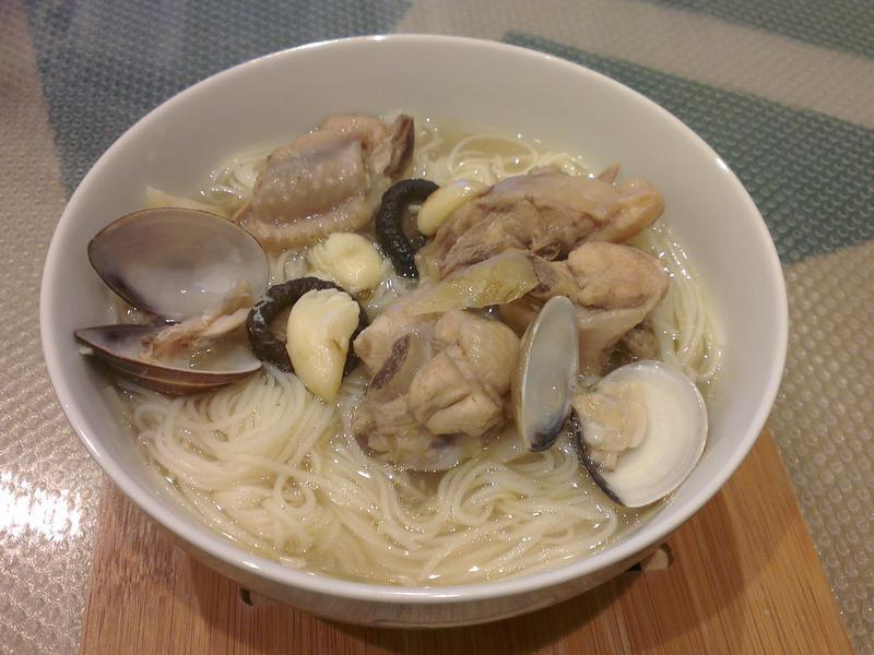 香菇蛤蜊鸡汤面线的做法
