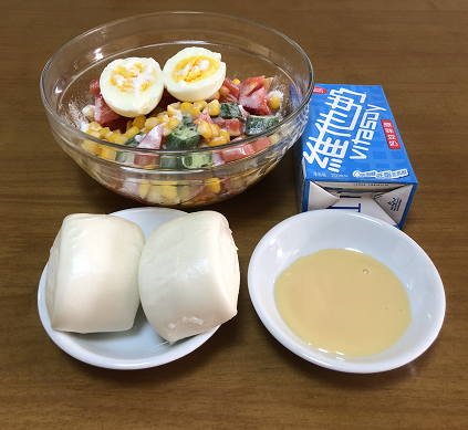 【舅妈厨房】西红柿玉米沙拉 馒头的做法