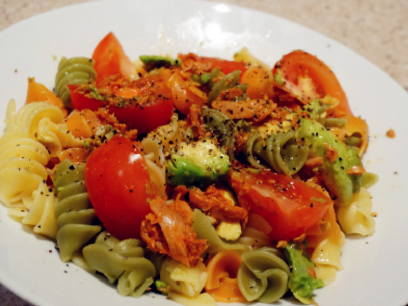 番茄鳄梨金枪鱼螺旋面的做法