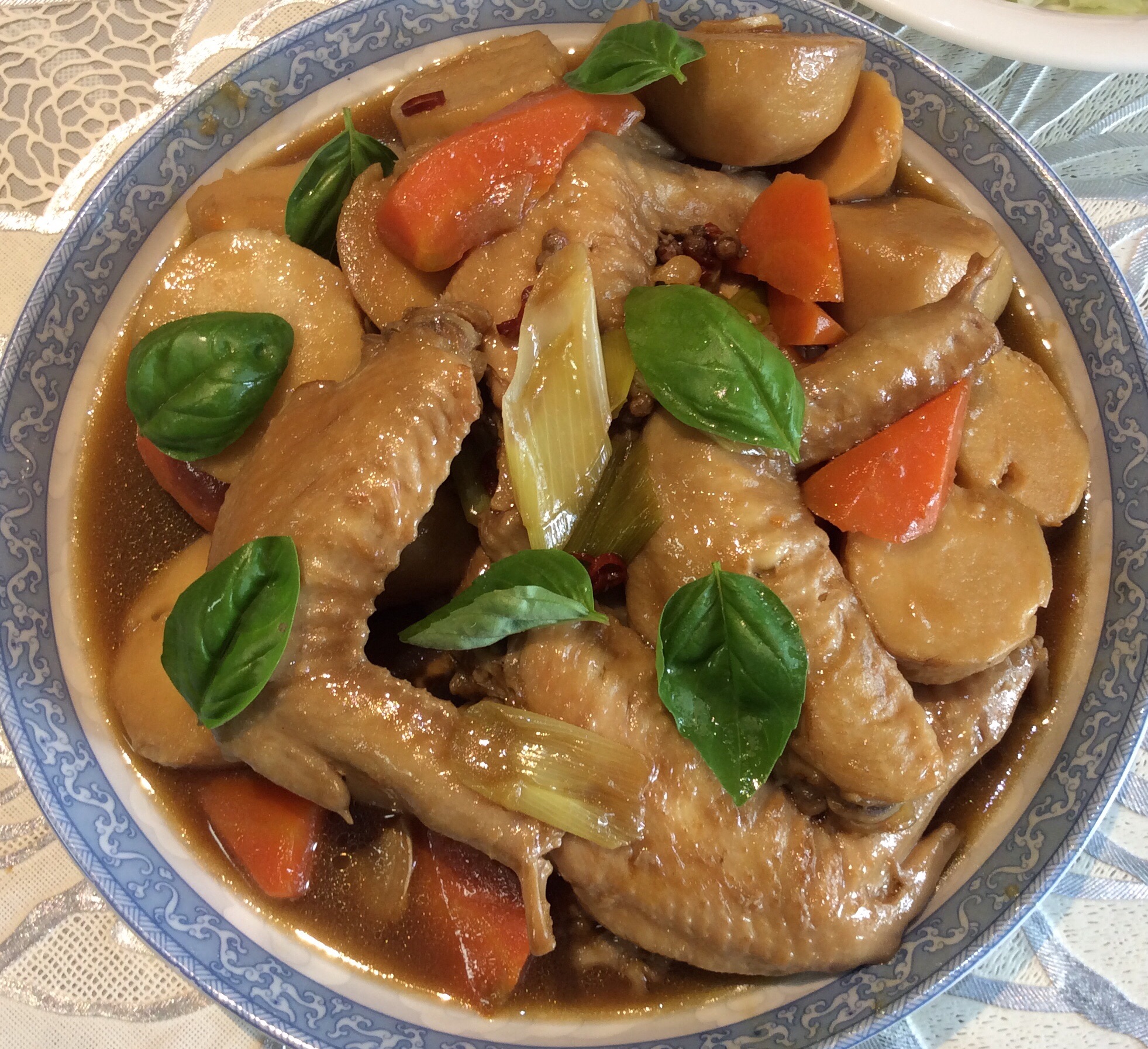 芋头鸡翅酱油煮的做法