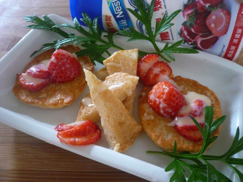 不期而遇之草莓香蕉煎饼─鹰牌炼奶的做法