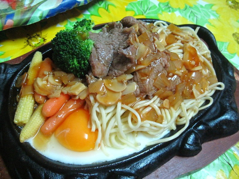 蘑菇牛肉铁板面的做法