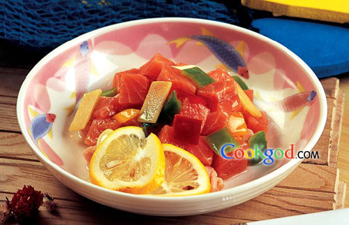 彩椒鲑鱼丁的做法