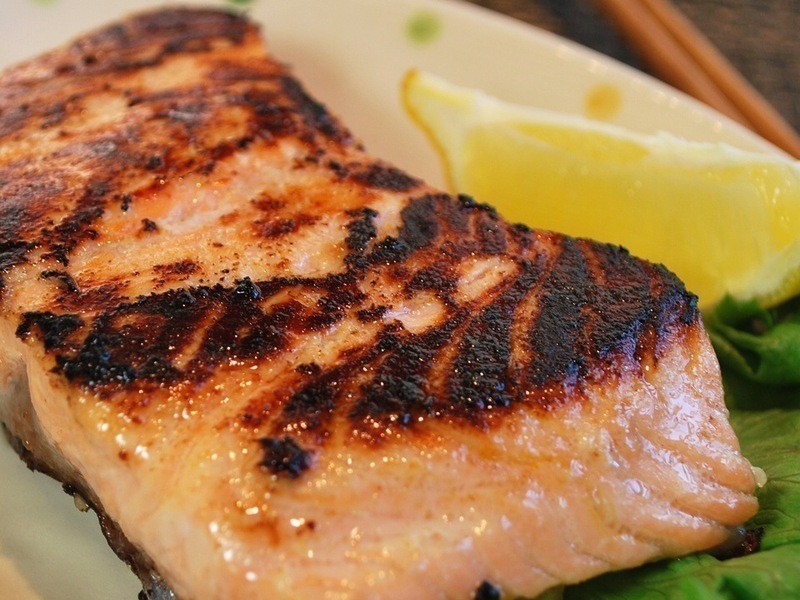 盐曲香煎鲑鱼排的做法