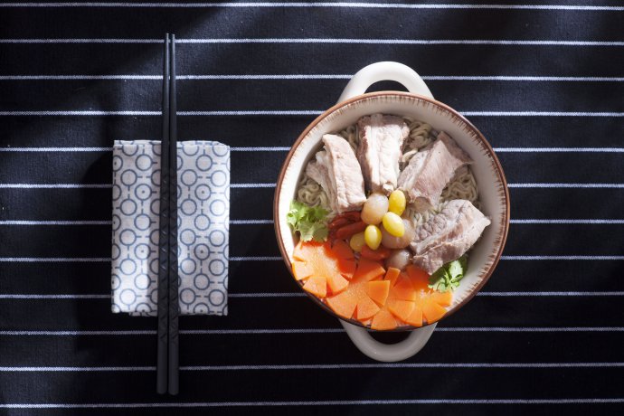 止咳润燥的霜降面:白果排骨豌豆汤面的做法