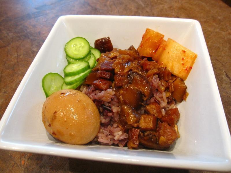 卤肉饭、配卤蛋、酸醃小黄瓜的做法