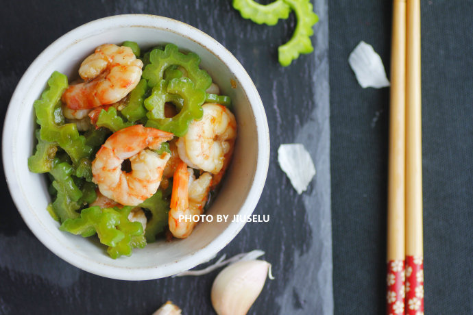 夏日必备凉菜——苦瓜拌虾仁的做法