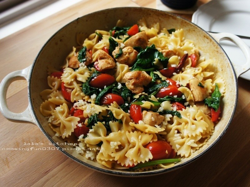 番茄菠菜鸡肉蝴蝶面的做法