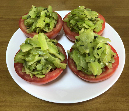 【舅妈厨房】梅子蜂蜜凉瓜番茄盅的做法