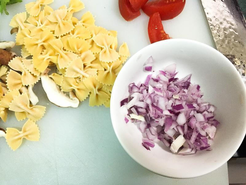 ¡¸ÒåʽÑÇÖ޲ˡ¹Ä̽´´òÅ×ÈâÒå´óÀûÃæµÄ×ö·¨