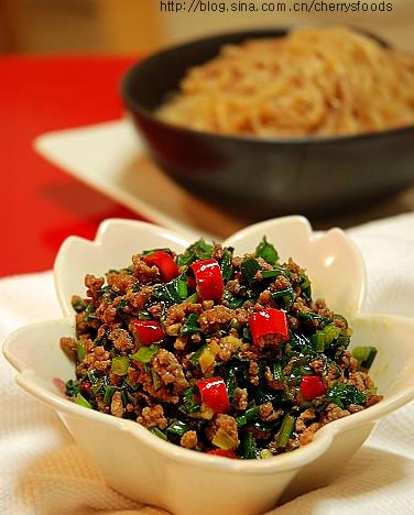 灯红韭绿苍蝇头(红椒韭菜炒肉沫)的做法