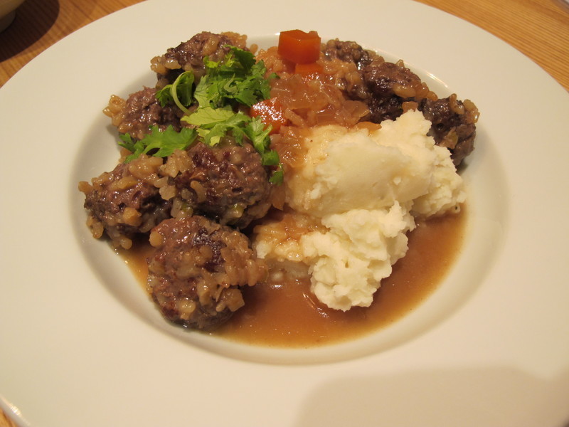 红酒炖煮牛肉丸佐浓郁薯泥的做法