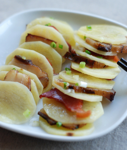 熏腊肉蒸土豆的做法