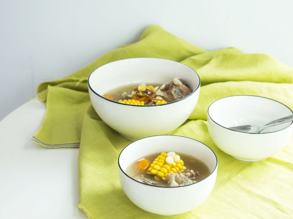 玉米雪耳红萝卜猪骨汤的做法