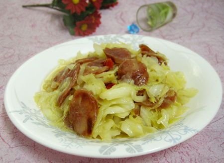 圆白菜炒香肠的做法