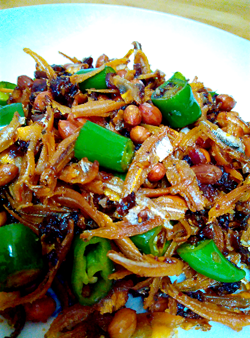 酥脆江鱼仔拌花生的做法