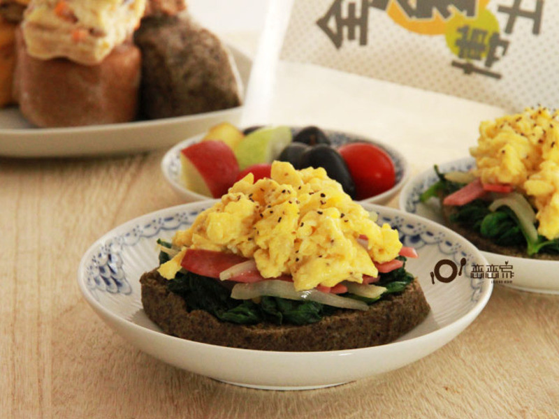 嫩蛋波菜全麦馒头开放三明治的做法