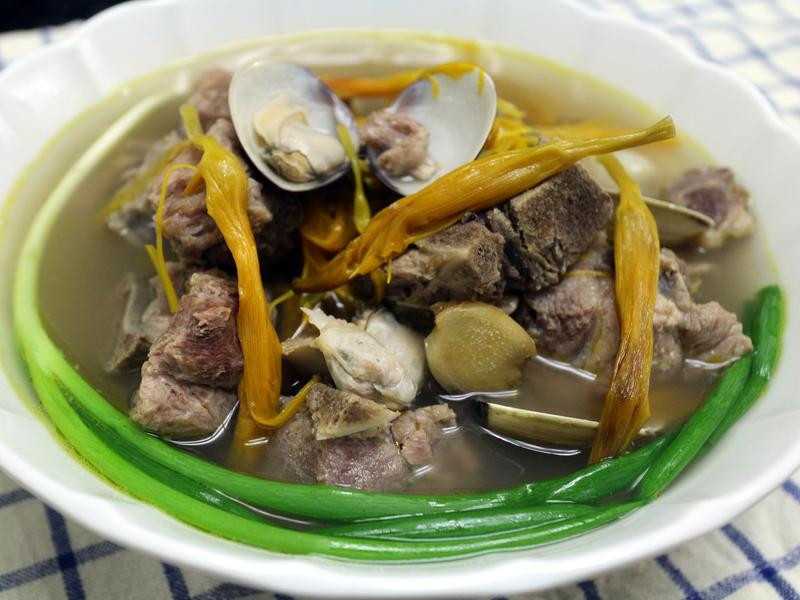 鲜味金针排骨汤的做法