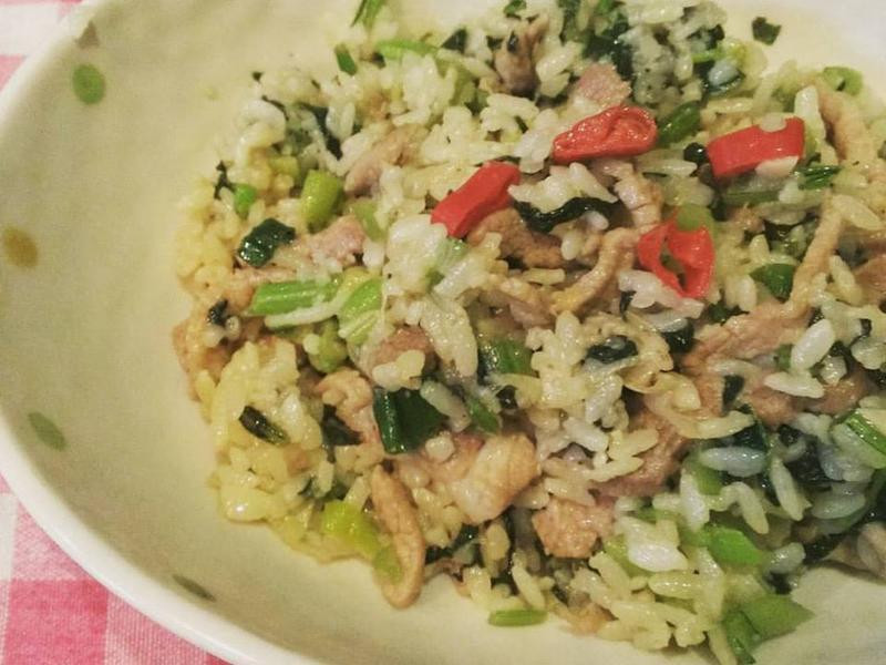 自家制雪里红肉丝炒饭的做法