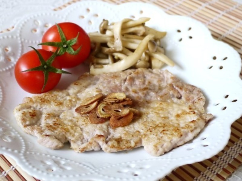 蒜香奶油煎猪排佐鲜菇的做法