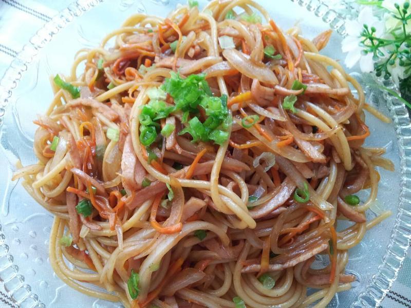 日式火腿洋葱炒意粉的做法