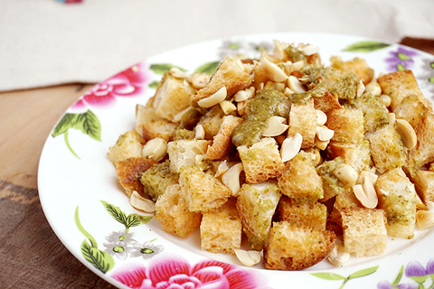 青酱花生拌酥脆法棍粒的做法