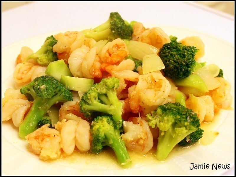 清炒虾球。可尔必思的做法