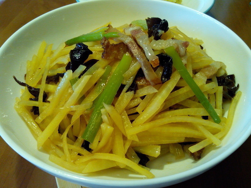腊肉炒土豆丝的做法