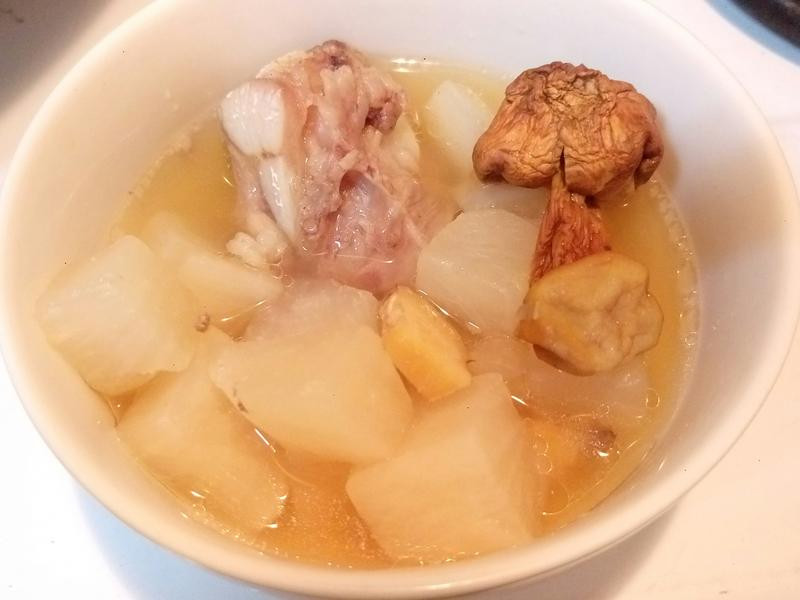 巴西蘑菇萝卜排骨汤的做法