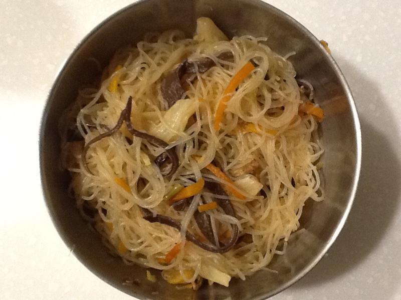 凤梨木耳炒米粉的做法