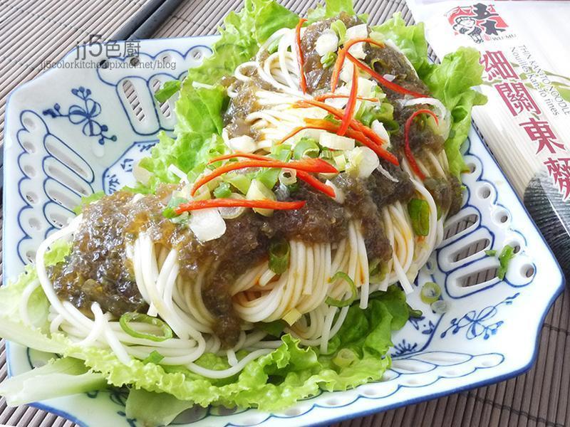 麻辣皮蛋酱拌面的做法