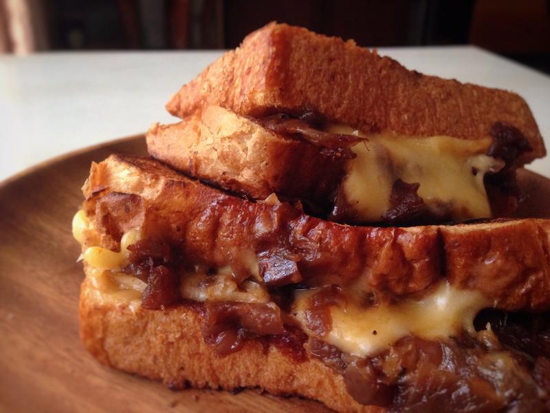 BBQ焦糖洋葱烤起司三明治的做法