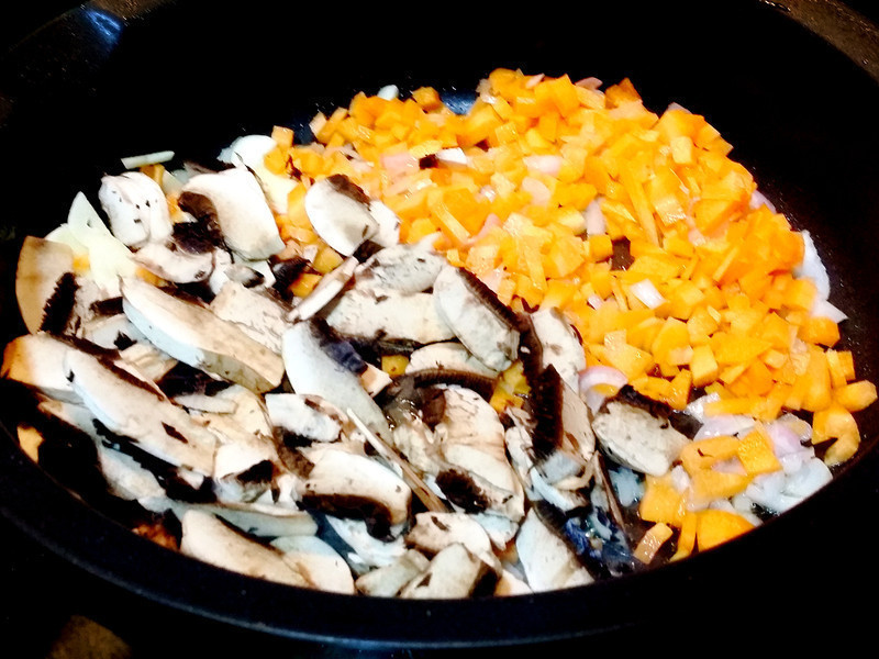 鲜茄蘑菇肠意粉的做法