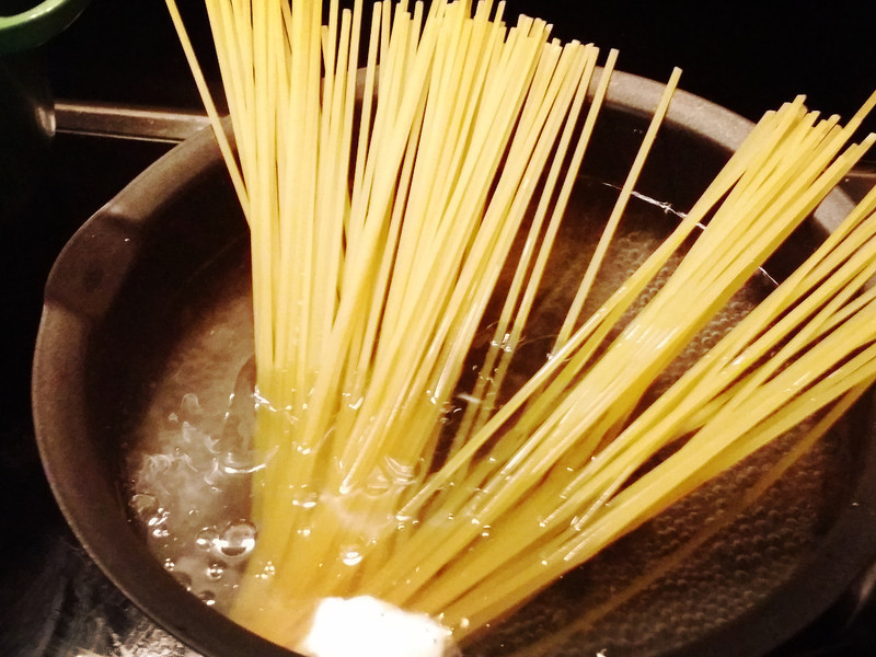 鲜茄蘑菇肠意粉的做法