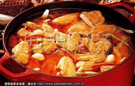 萝卜酸辣鸡锅仔的做法