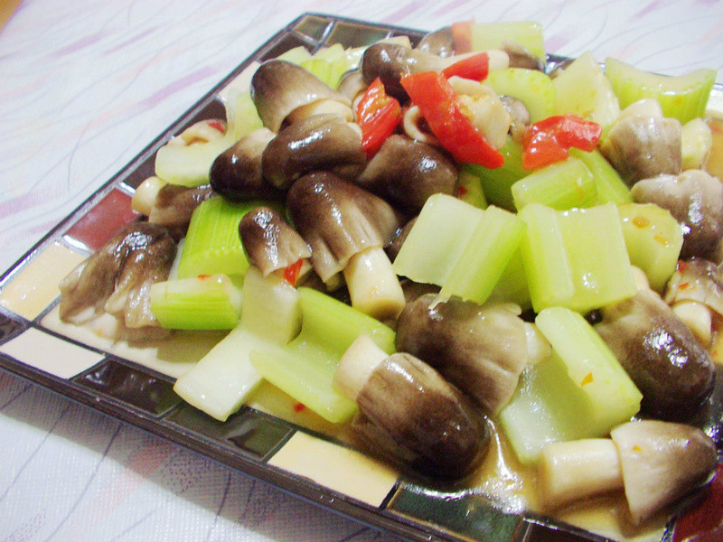 ~草菇炒西洋芹的做法