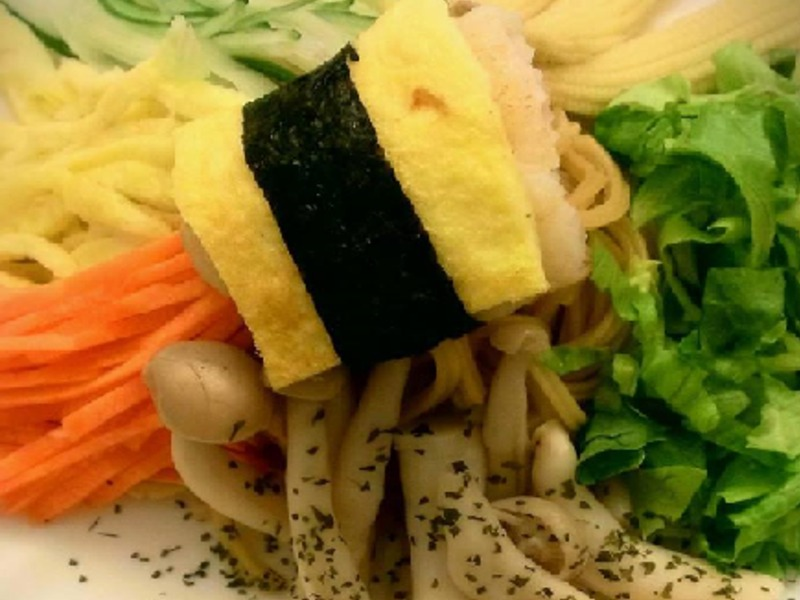 蛋包鱼排冷面的做法