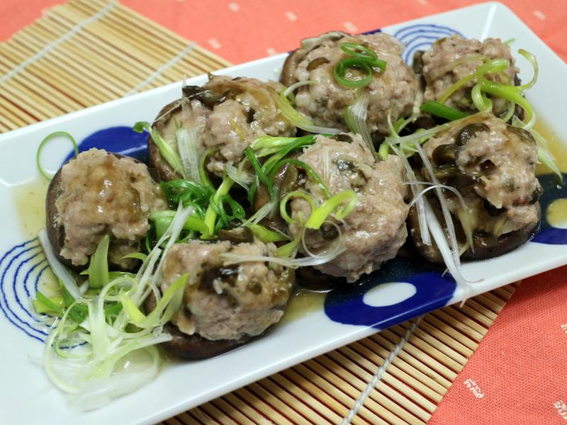 剥皮辣椒菇菇蒸肉的做法