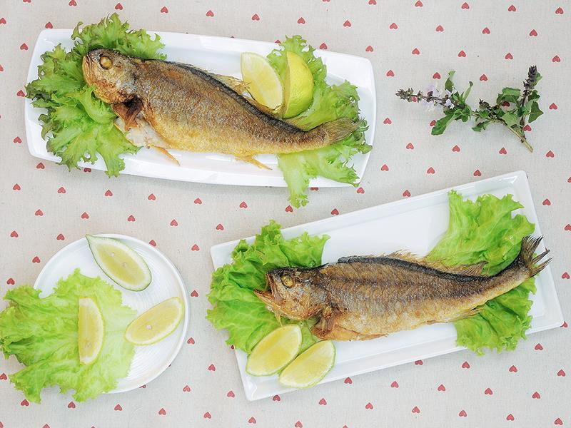 香煎黄鱼佐柠檬片的做法