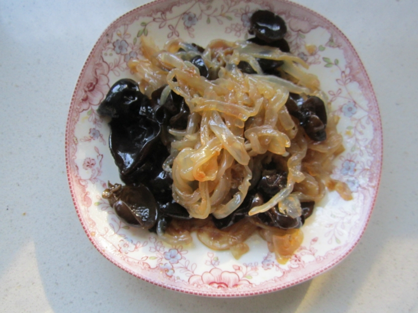 凉拌海蜇皮木耳的做法