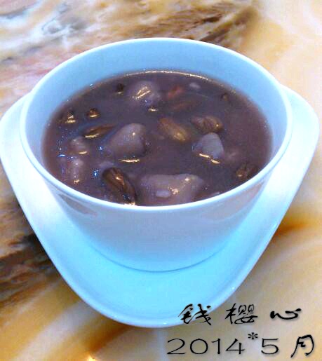 黑花生猪蹄粥的做法