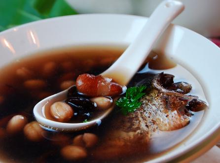 乌豆煲鲫鱼汤的做法