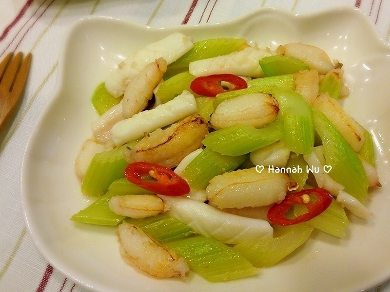 双鲜炒西芹的做法