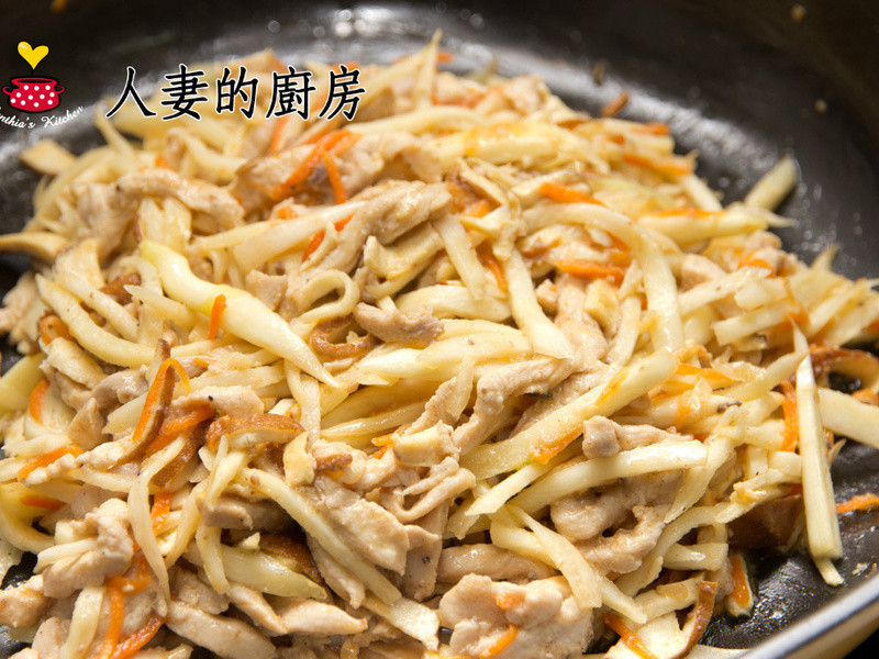 忆霖《8佳酱》黑胡椒牛排酱-茭白笋炒清鸡的做法