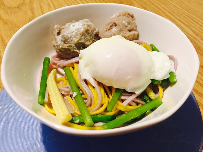 水波蛋野菜面佐肉丸的做法