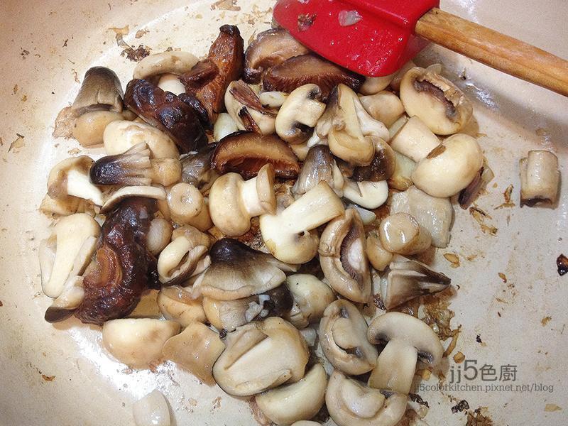 三菇蚝油鸡翅的做法