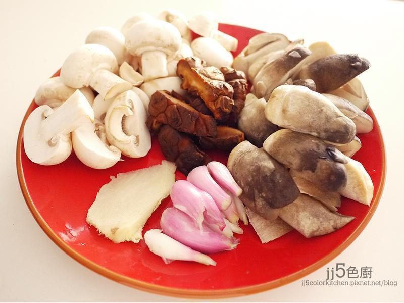 三菇蚝油鸡翅的做法