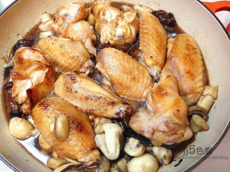 三菇蚝油鸡翅的做法