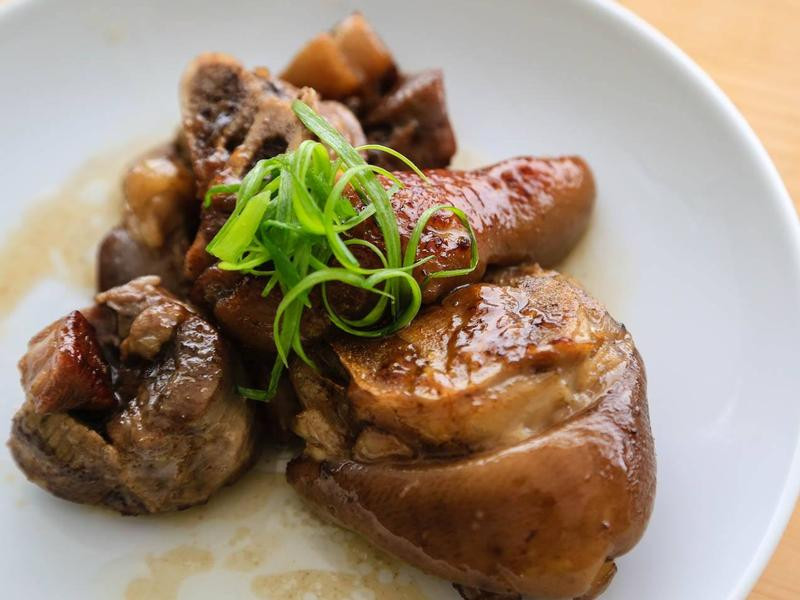 炒糖色的台式卤猪脚的做法